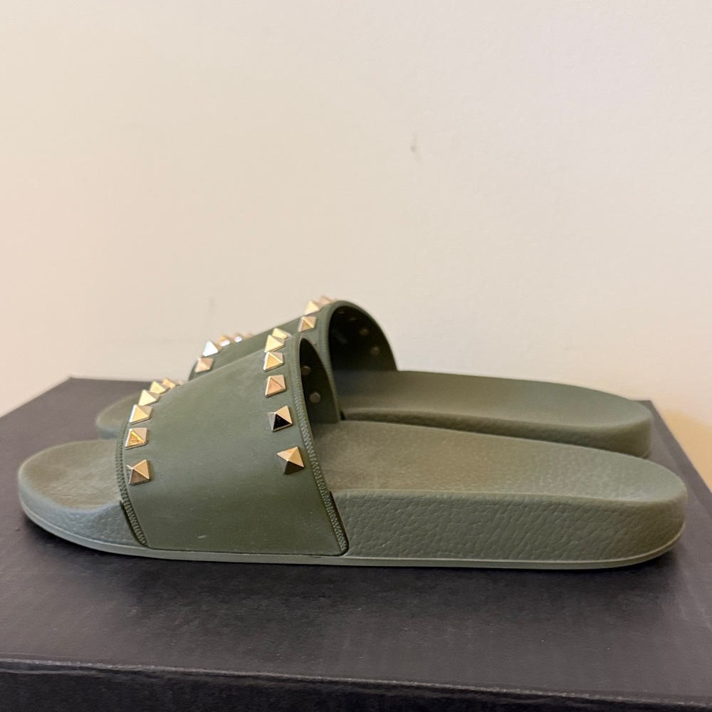 Valentino Garavani Olive Embossed Logo - Picture 4 of 4
